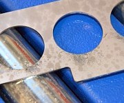 Deutliche Spritzer und Gratbildung des lasergeschnittenen Teiles
