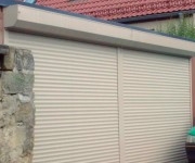 Rolltor mit Aluminiumlamellen, vor der Öffnung montiert 